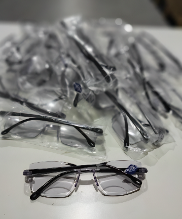 Detalle de gafas de lectura multifocales negras