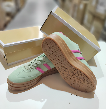 Detalle de zapatillas deportivas R213 verde y rosa