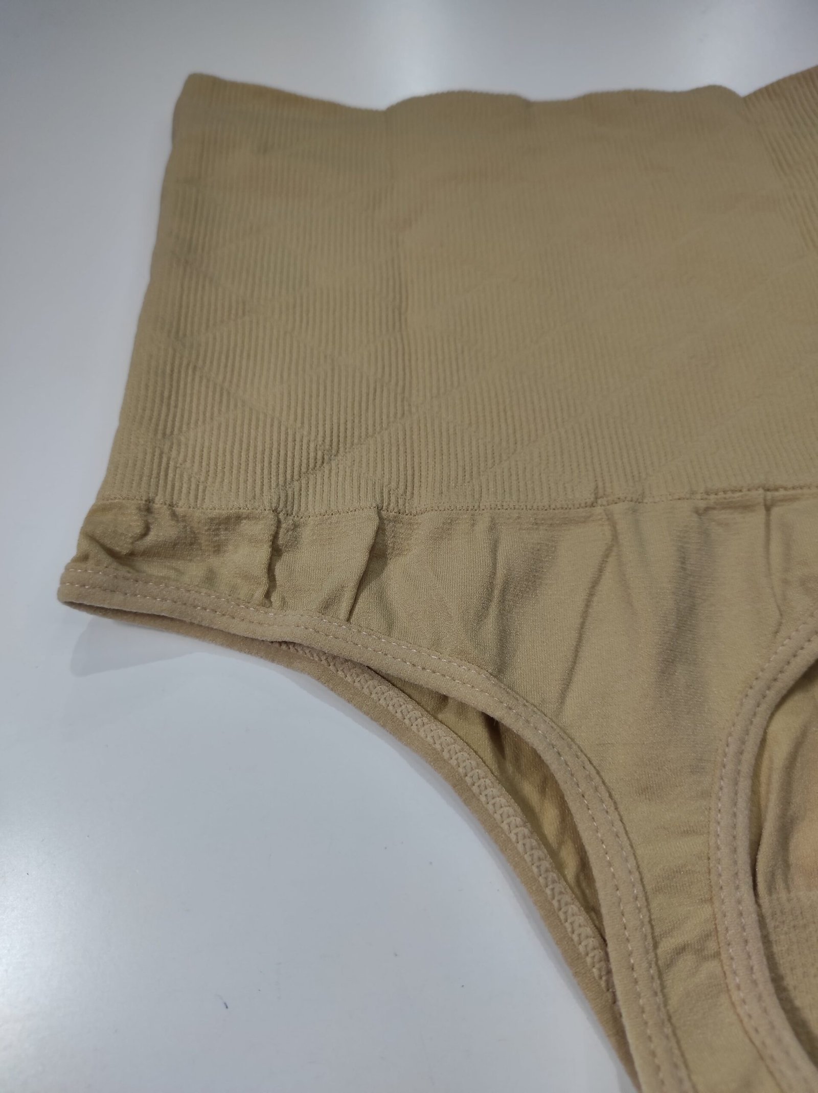 Tanga moldeadora de cadera beige - Imagen 4