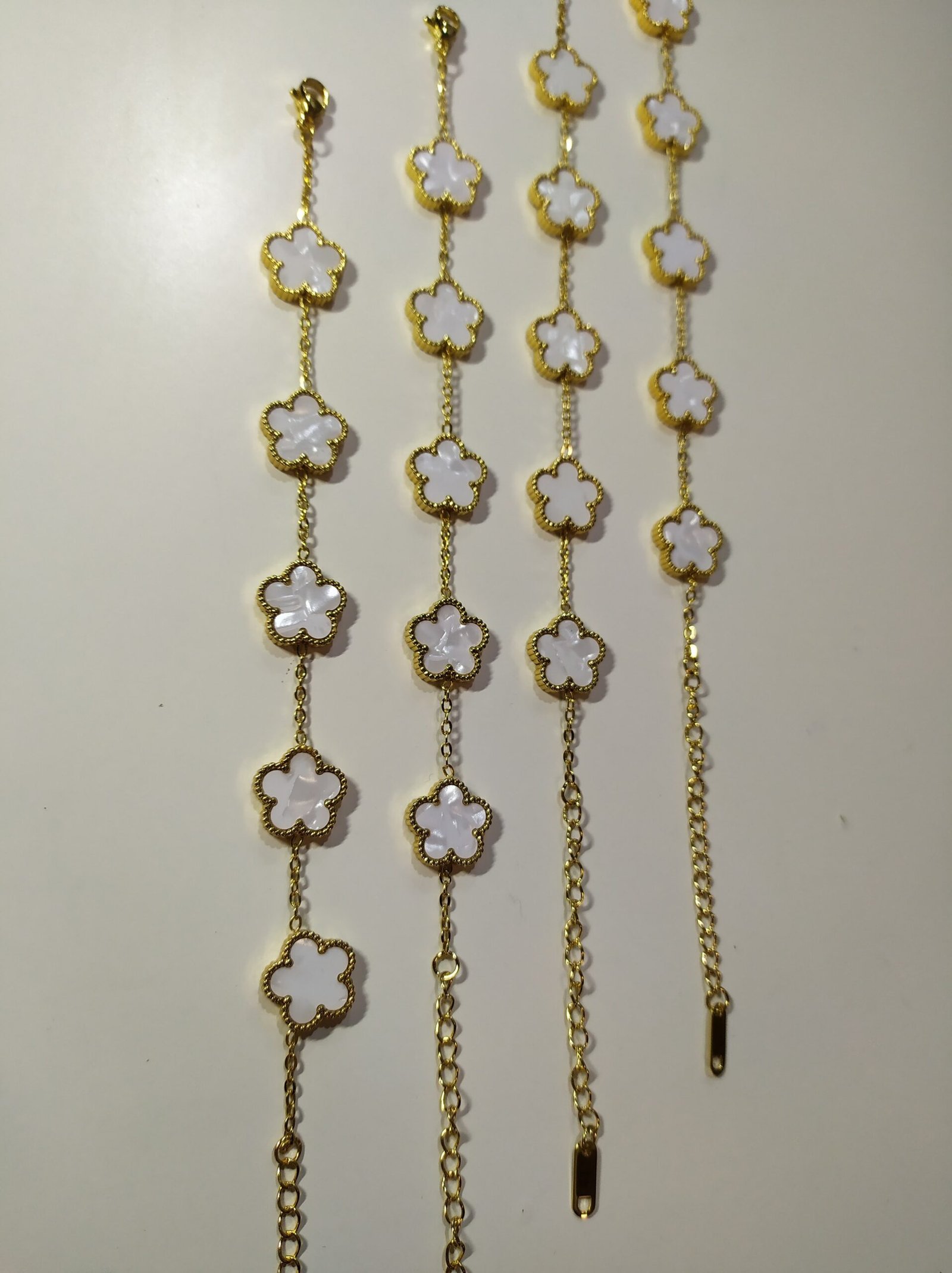Pulsera de acero inoxidable con trébol blanco de cinco hojas – dorada - Imagen 2
