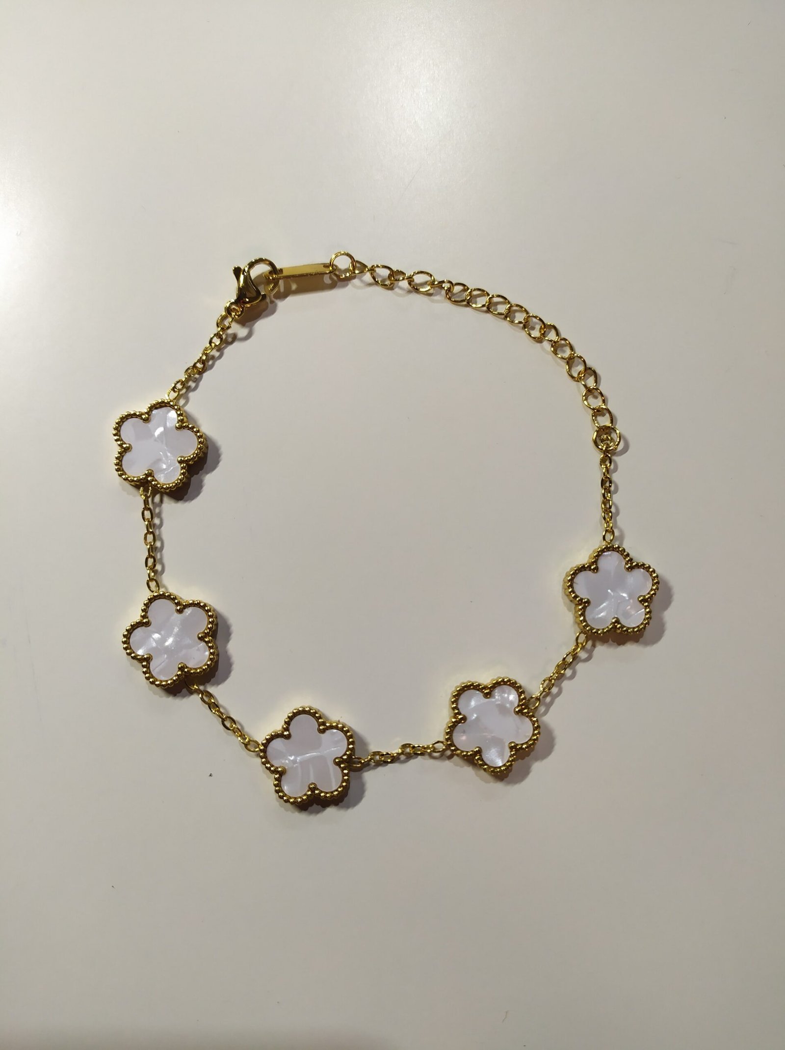 Pulsera de acero inoxidable con trébol blanco de cinco hojas – dorada - Imagen 3