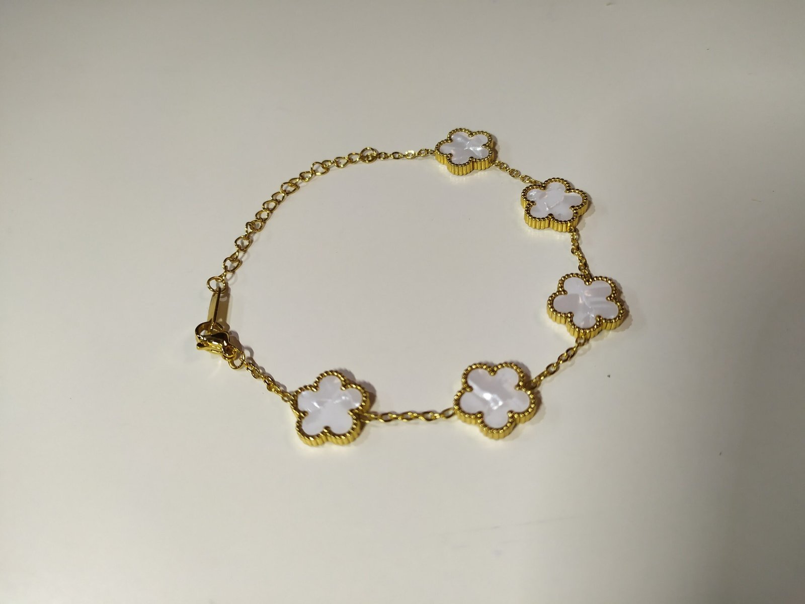 Pulsera de acero inoxidable con trébol blanco de cinco hojas – dorada - Imagen 4