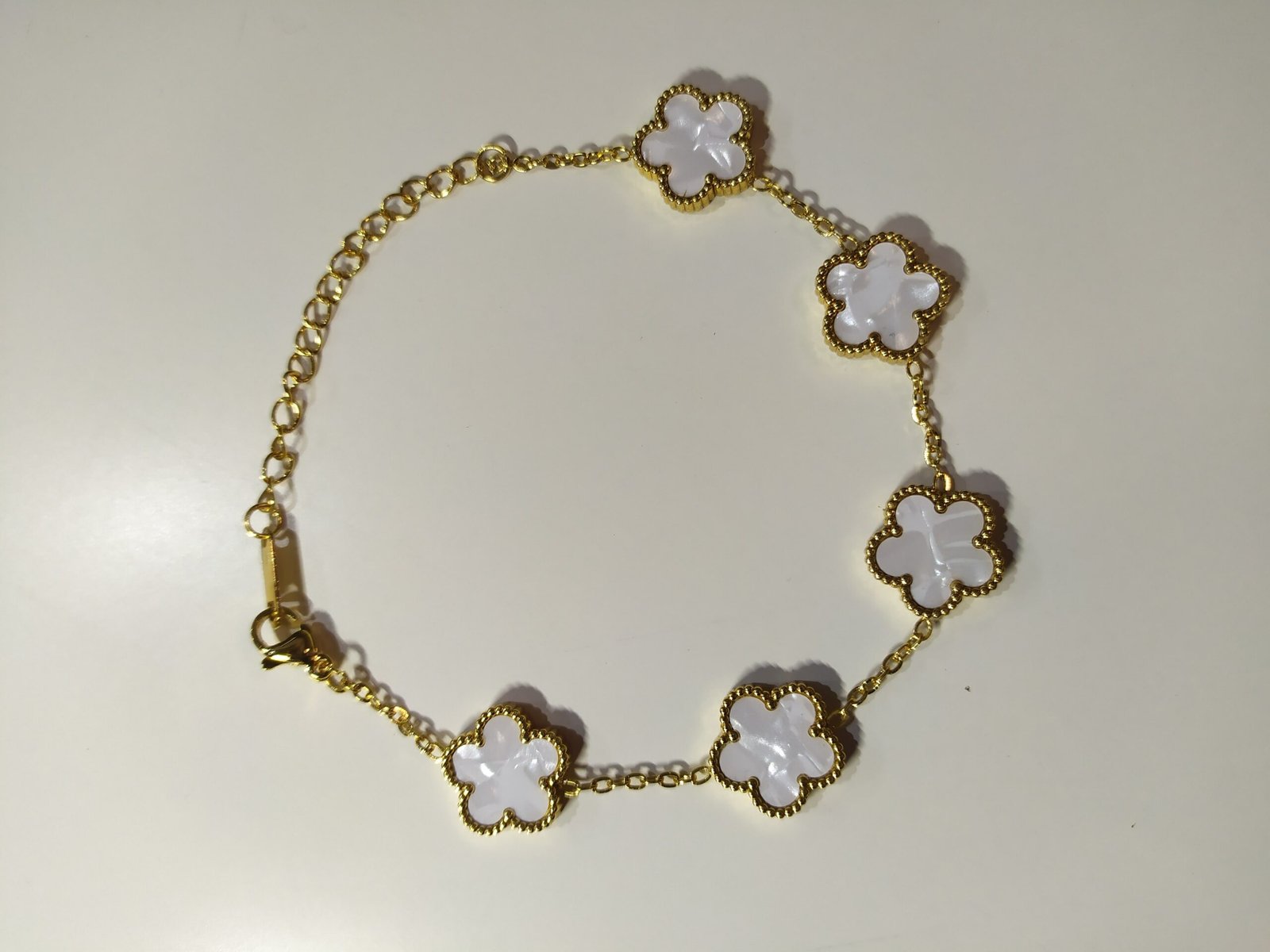 Pulsera de acero inoxidable con trébol blanco de cinco hojas – dorada - Imagen 5