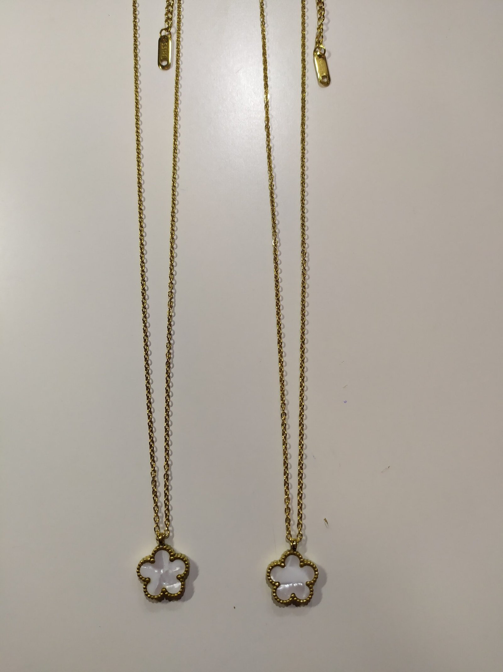 Collar de acero inoxidable con trébol blanco de cinco hojas – dorado - Imagen 4