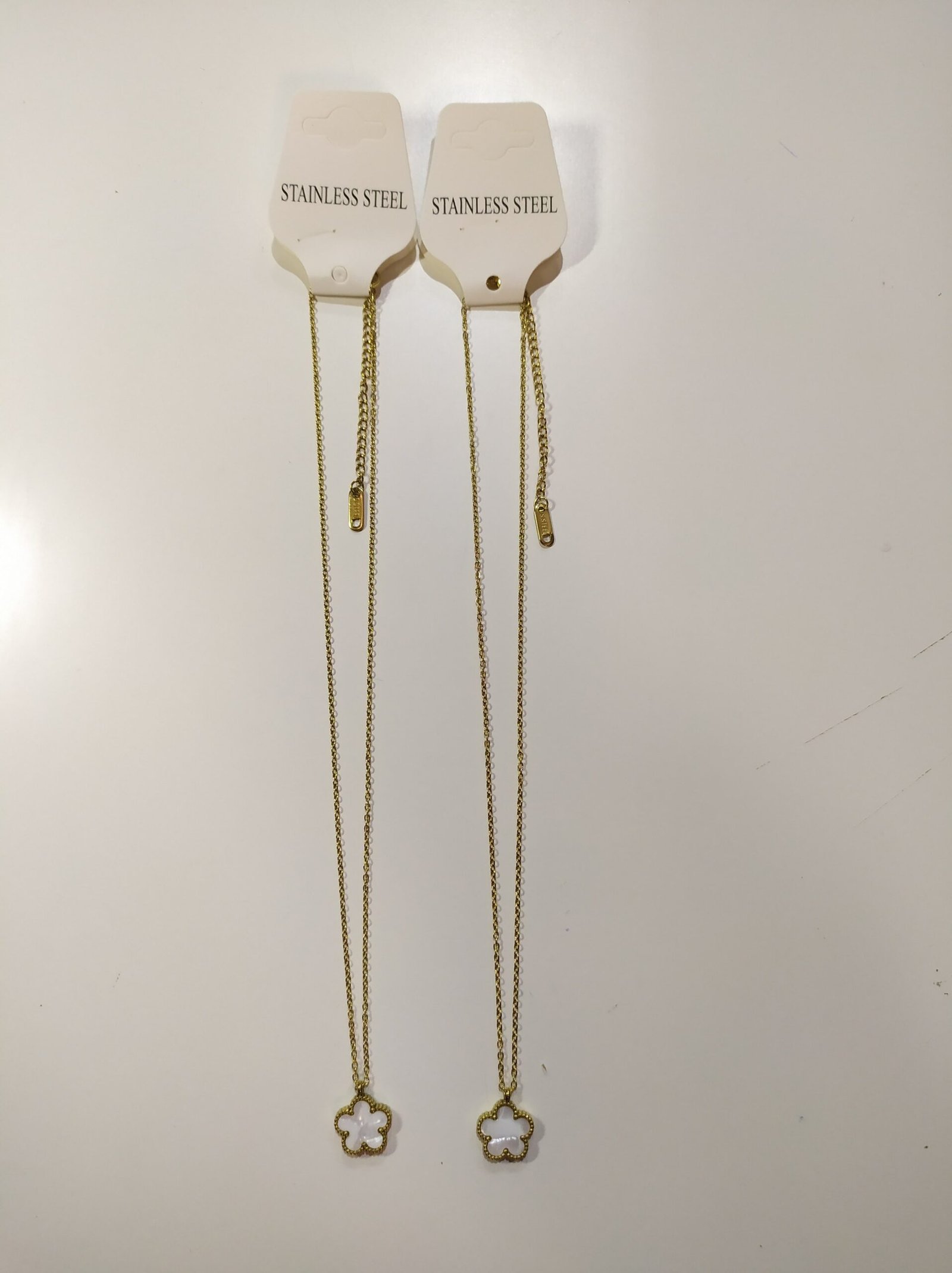 Collar de acero inoxidable con trébol blanco de cinco hojas – dorado - Imagen 5