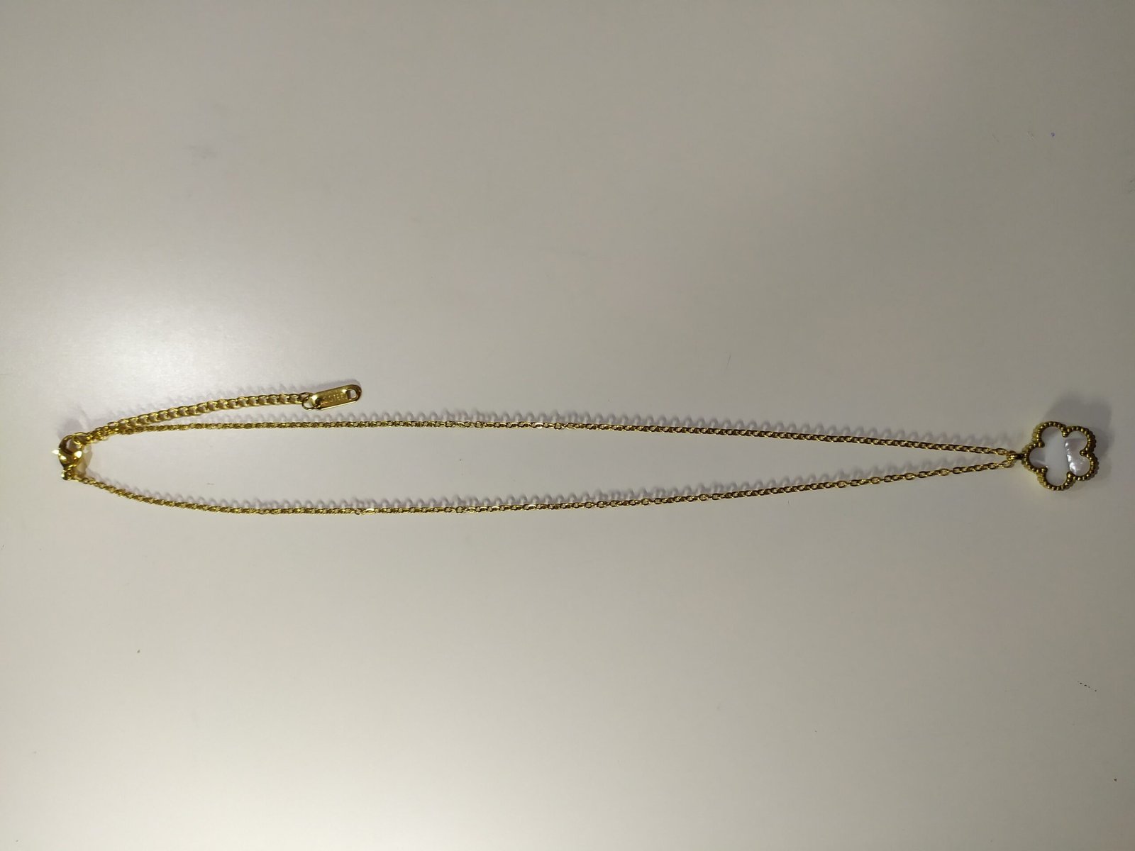 Collar de acero inoxidable con trébol blanco de cinco hojas – dorado - Imagen 2