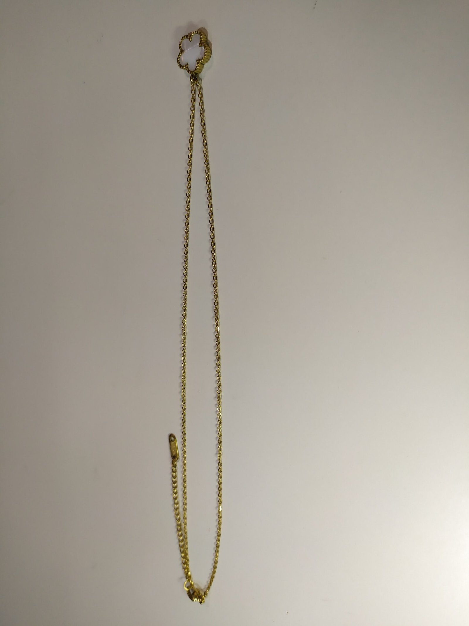 Collar de acero inoxidable con trébol blanco de cinco hojas – dorado - Imagen 3