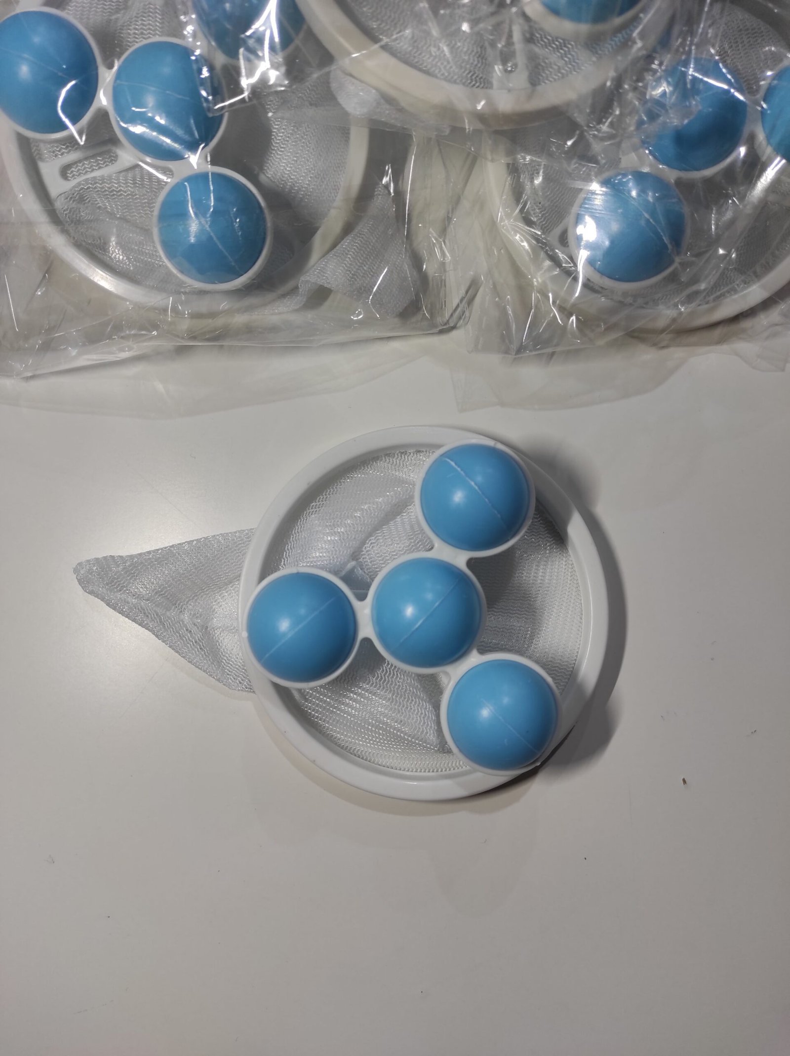 Pack 2 atrapapelusas flotantes reutilizables para lavadora – blanco y azul - Imagen 2