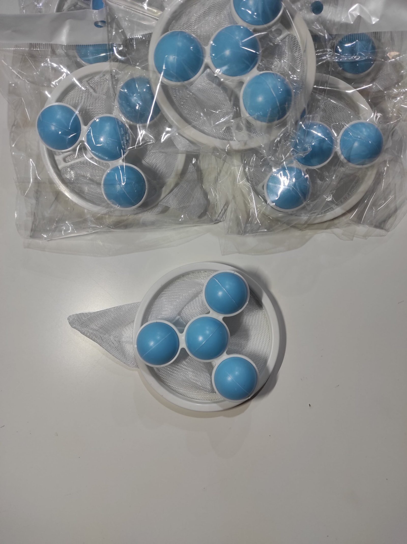 Pack 2 atrapapelusas flotantes reutilizables para lavadora – blanco y azul - Imagen 3