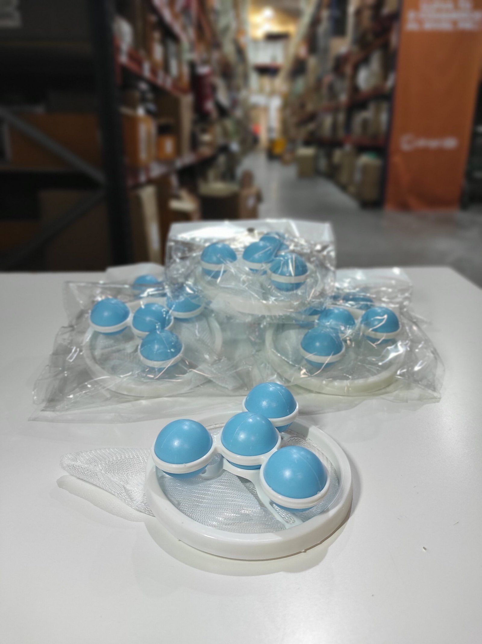 Pack 2 atrapapelusas flotantes reutilizables para lavadora – blanco y azul - Imagen 4