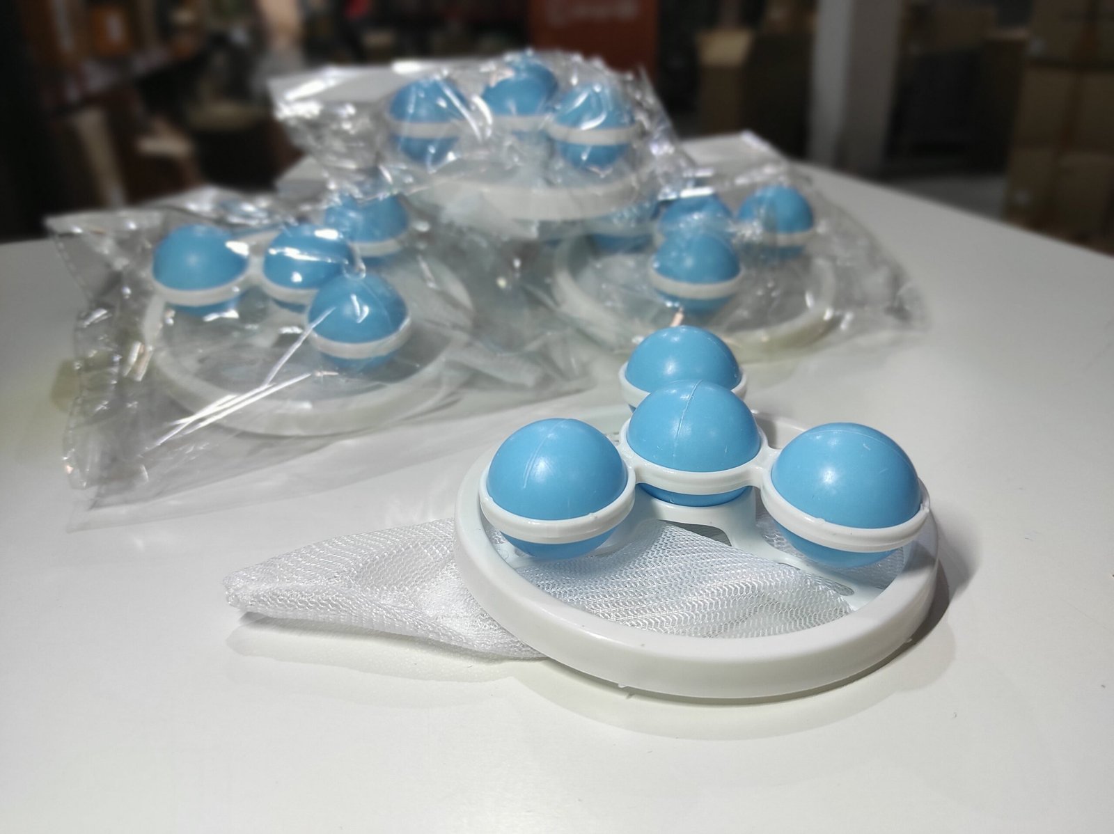 Pack 2 atrapapelusas flotantes reutilizables para lavadora – blanco y azul - Imagen 5