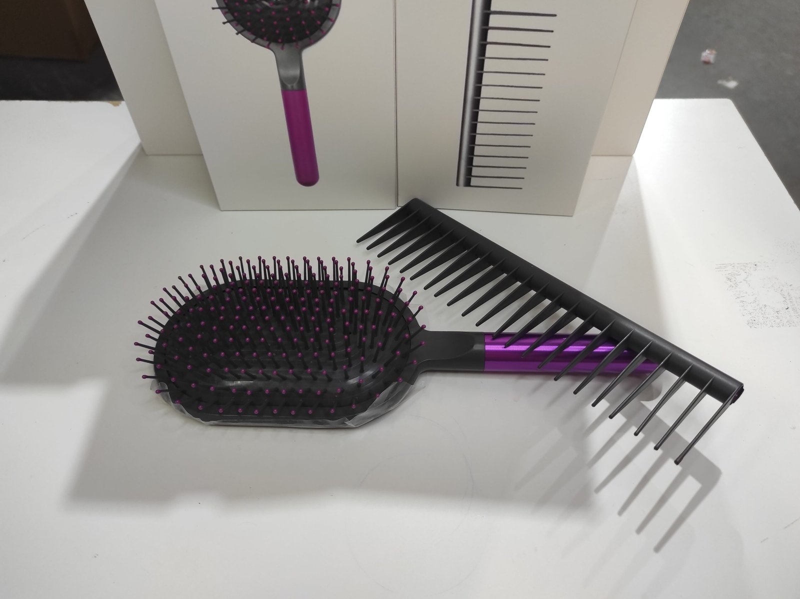Kit cepillo y peine desenredante para cabello húmedo y seco – negro y fucsia - Imagen 4