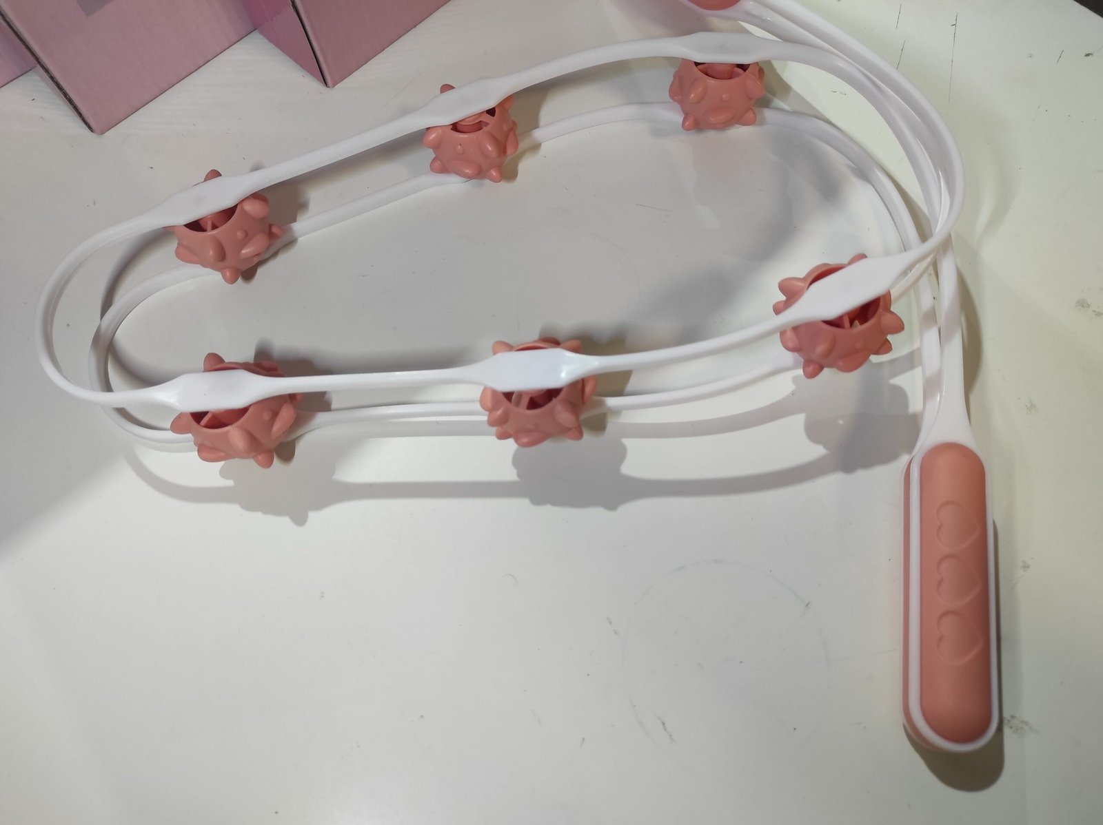Rodillo manual de masaje corporal con 6 bolas giratorias – blanco y rosa - Imagen 5