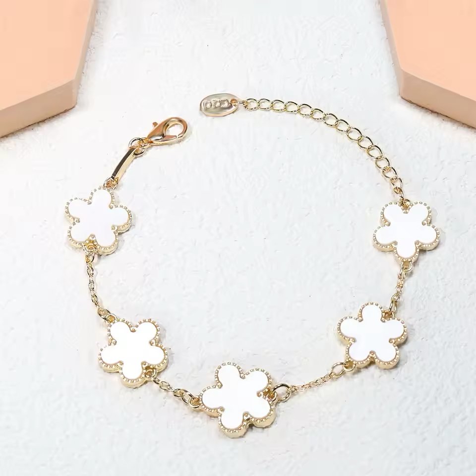 Pulsera dorada de acero inoxidable con tréboles blancos de cinco hojas