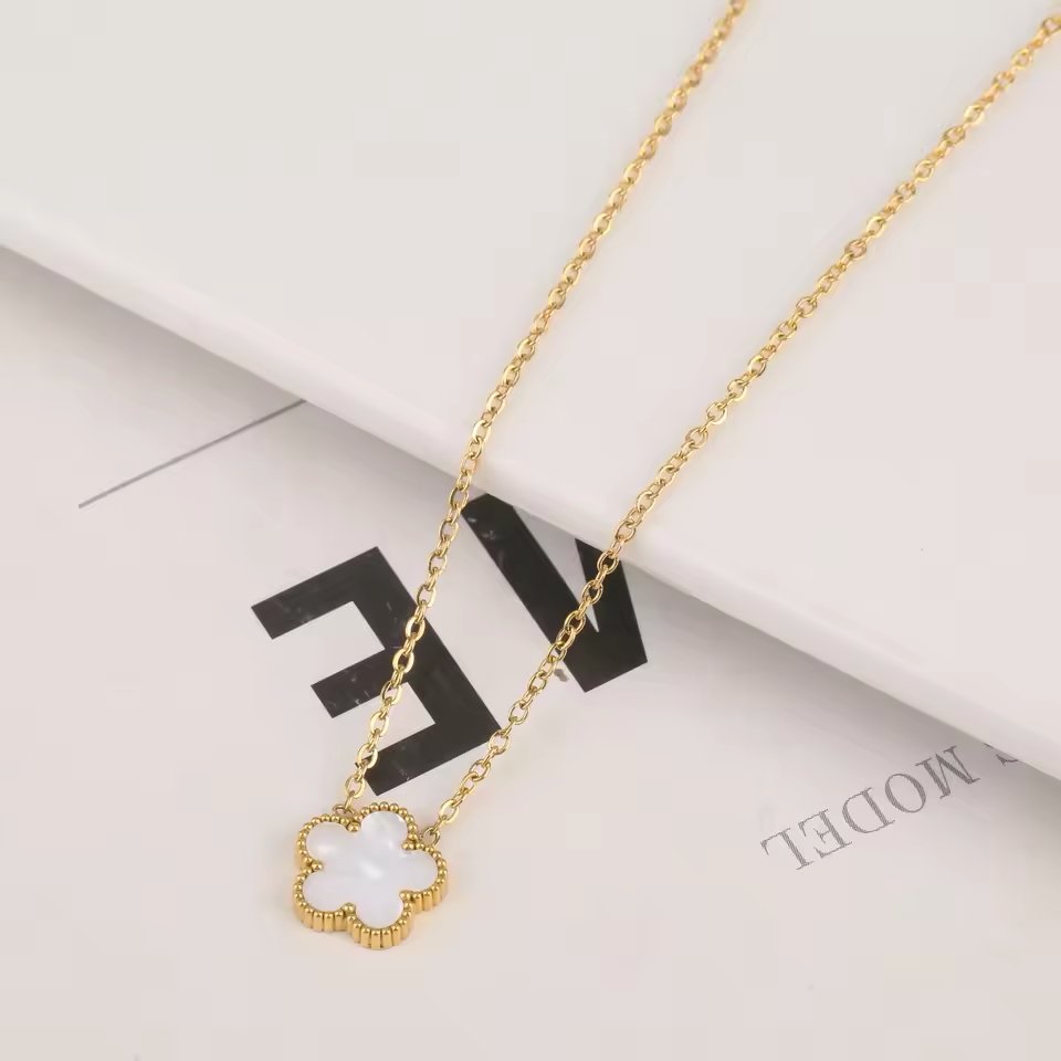 Collar de acero inoxidable dorado con colgante de trébol blanco de cinco hojas