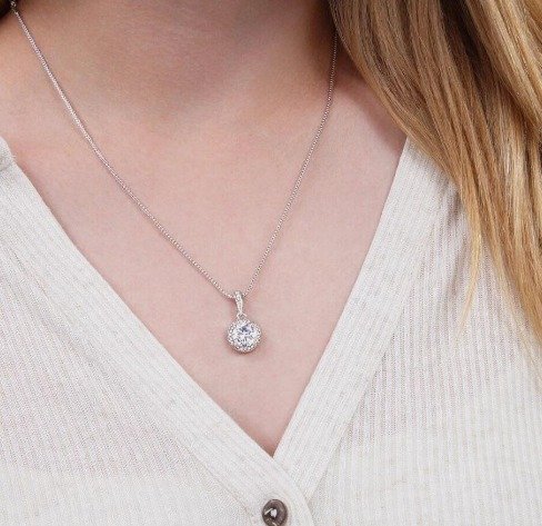 Detalle del colgante con diseño de diamante en acero inoxidable