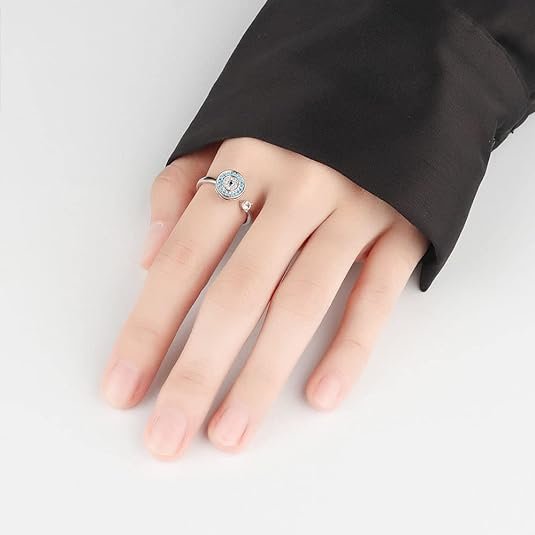 Detalle del anillo giratorio con circonita azul turquesa