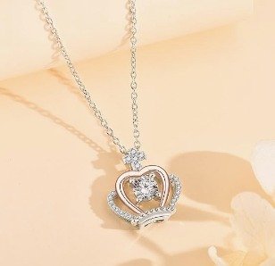 Detalle del collar de plata 925 con diseño de corona