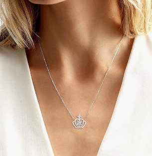 Detalle del colgante de corona en plata 925