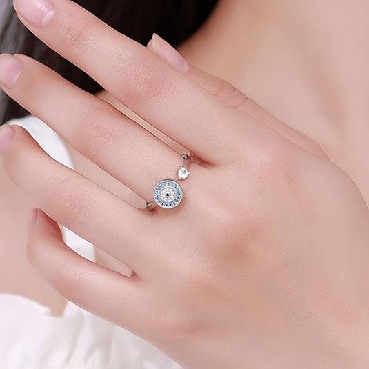 Detalle del anillo con circonita azul turquesa
