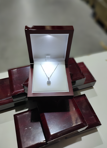 Caja de regalo de madera con luz integrada – rojo oscuro - detalle 3