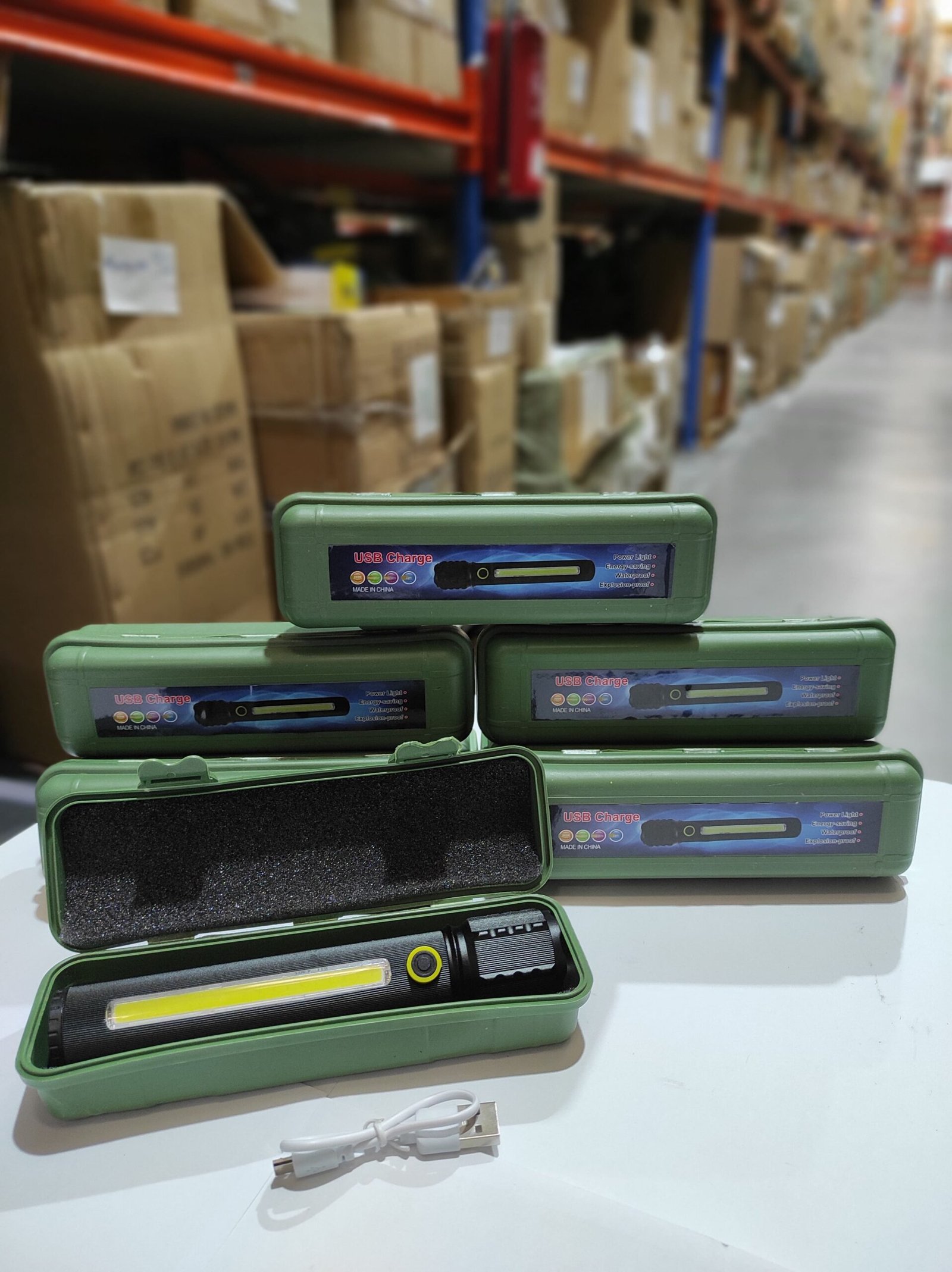 Linterna LED recargable con zoom y 3 modos – 1200 mAh - detalle 2