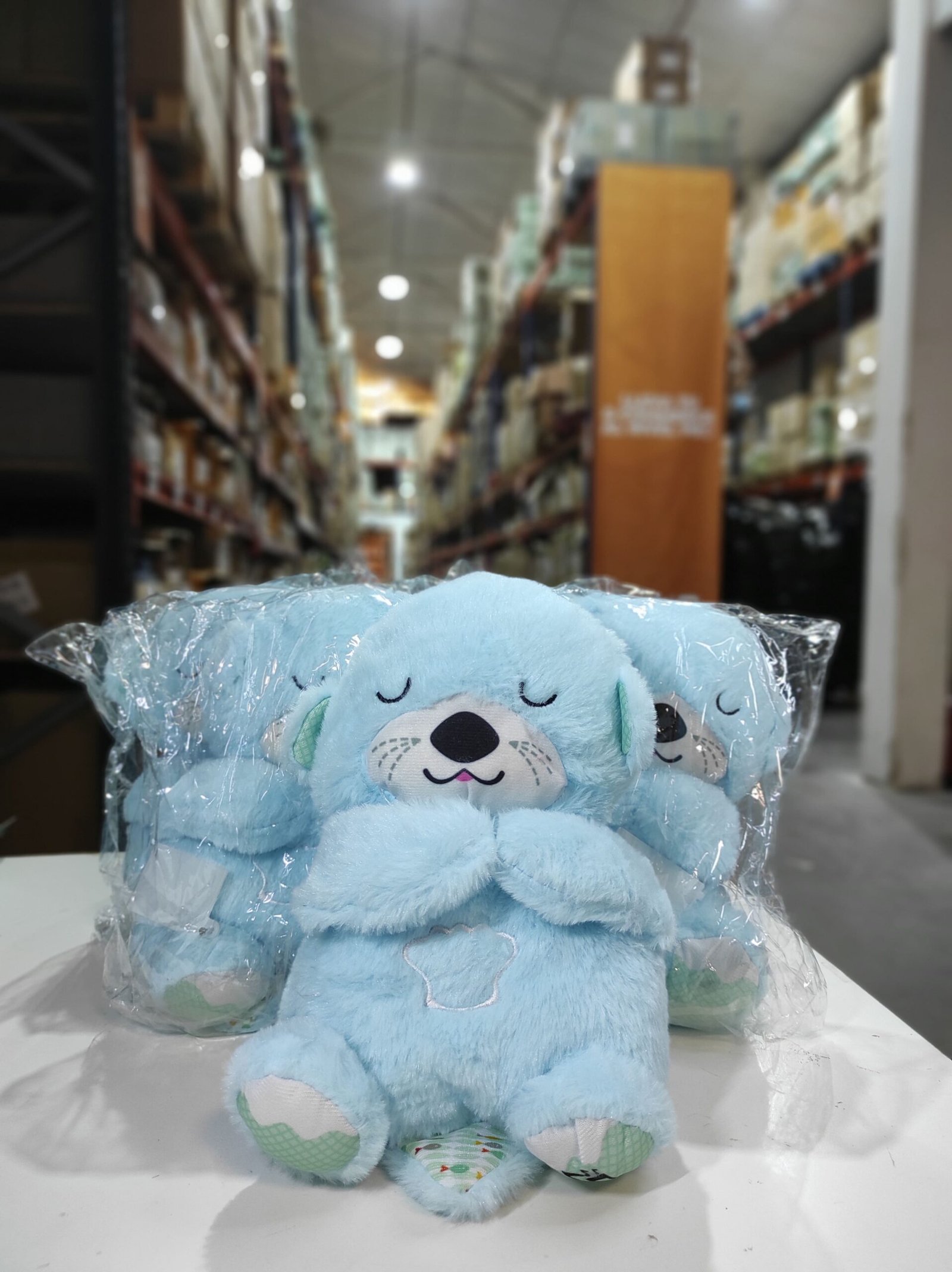 Peluche interactivo nutria azul con movimiento y sonidos - detalle 3