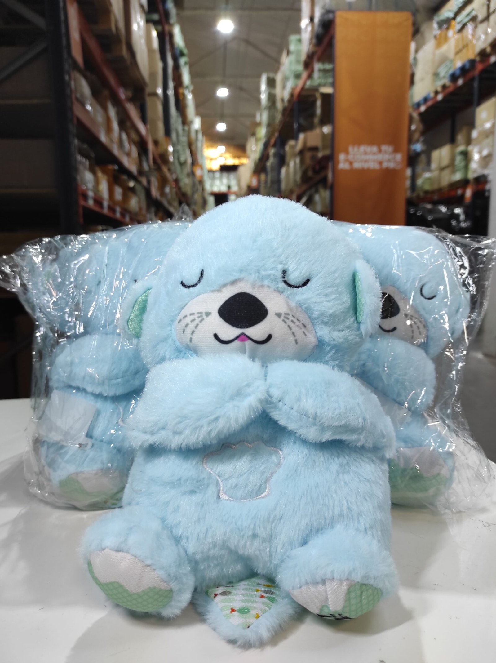 Peluche interactivo nutria azul con movimiento y sonidos - detalle 4