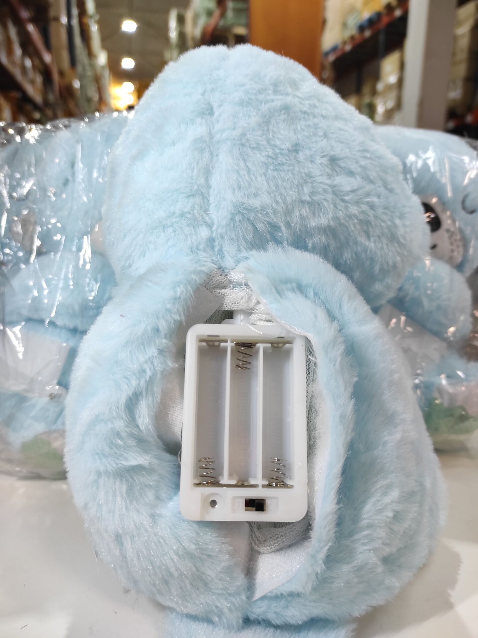 Peluche interactivo nutria azul con movimiento y sonidos - detalle 2