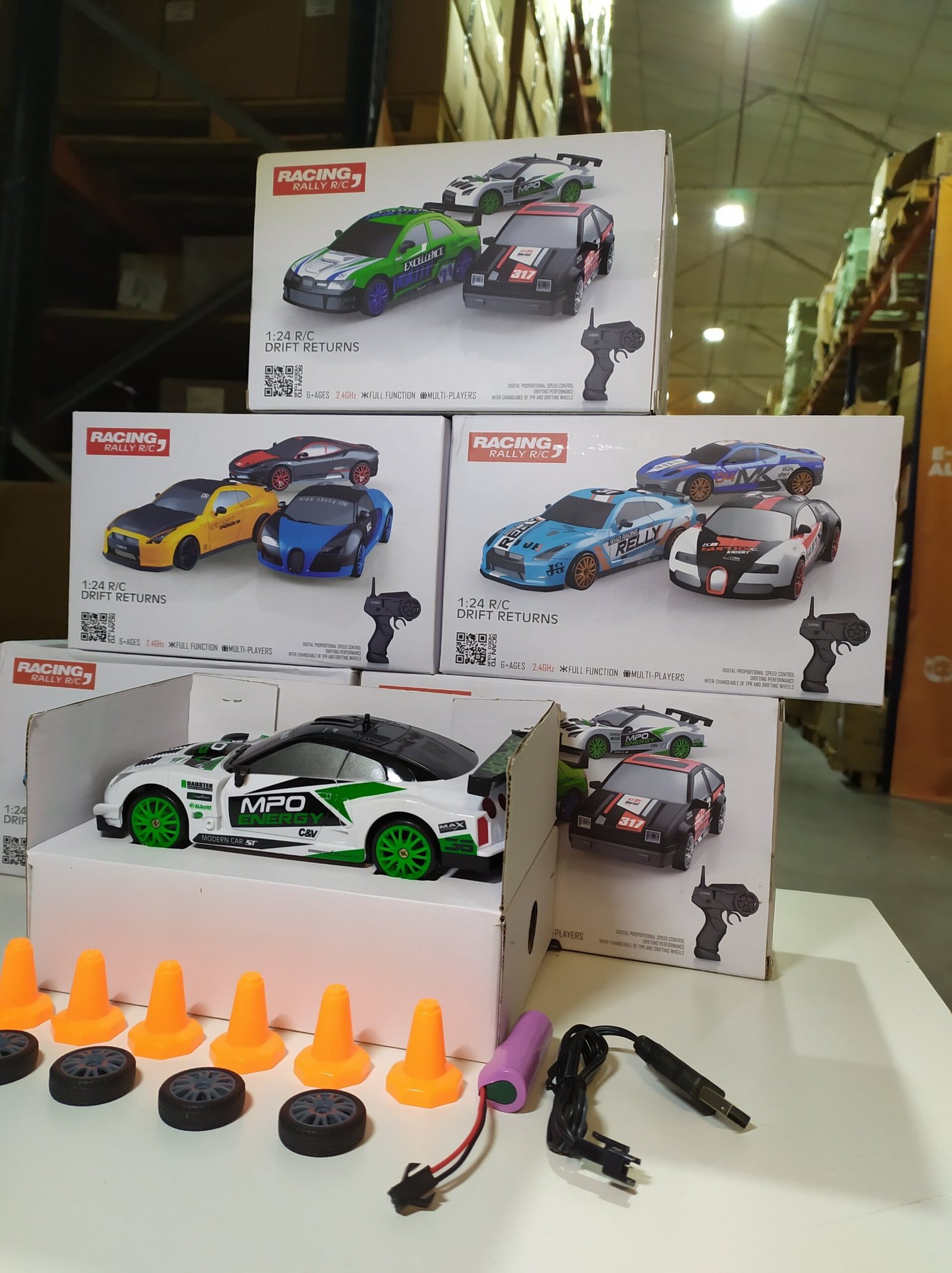 Coche teledirigido drift 1:24 GTR blanco con 4WD - detalle 3