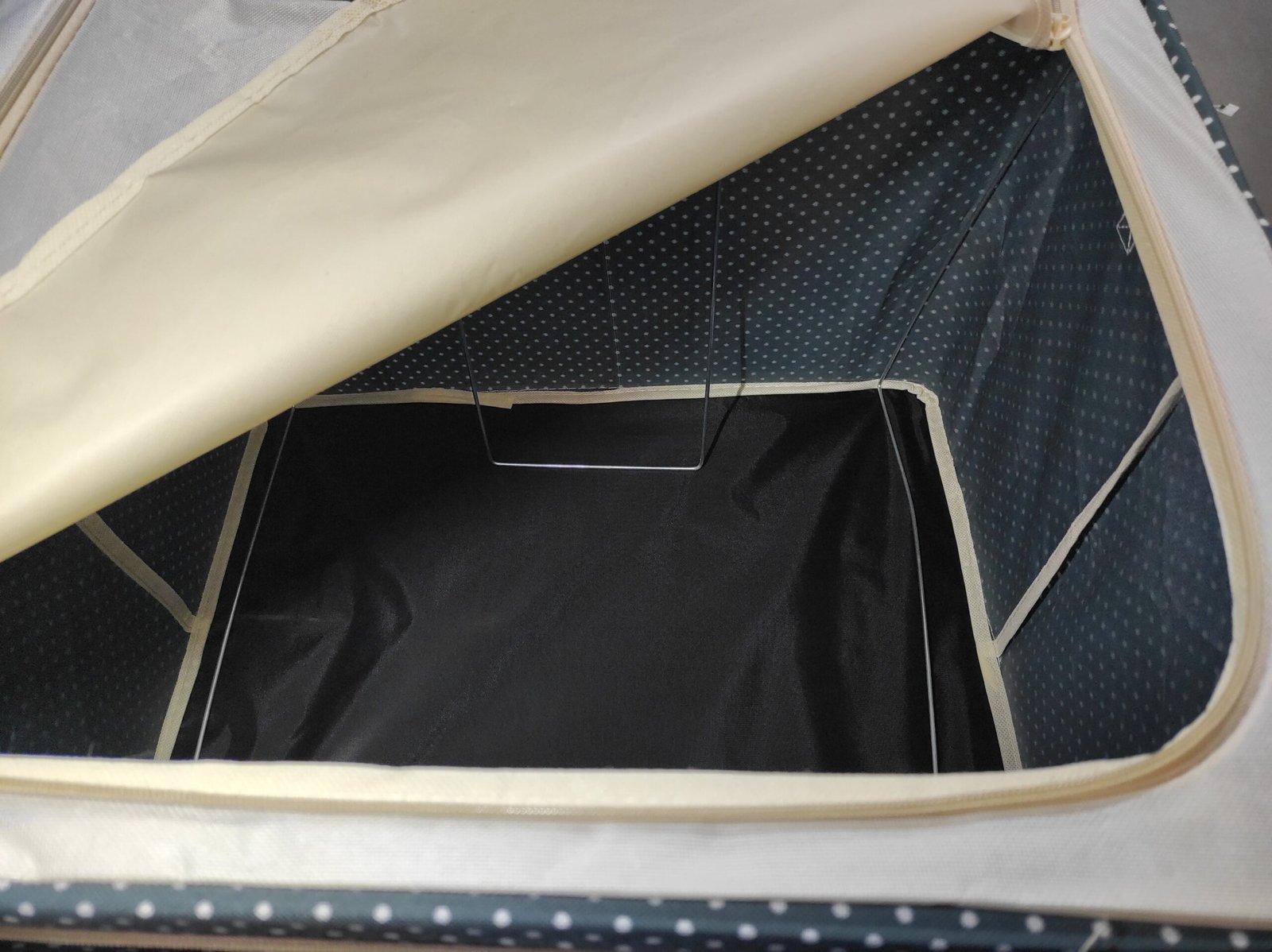 Caja plegable para guardar ropa con ventana y cremalleras – negra - detalle 4