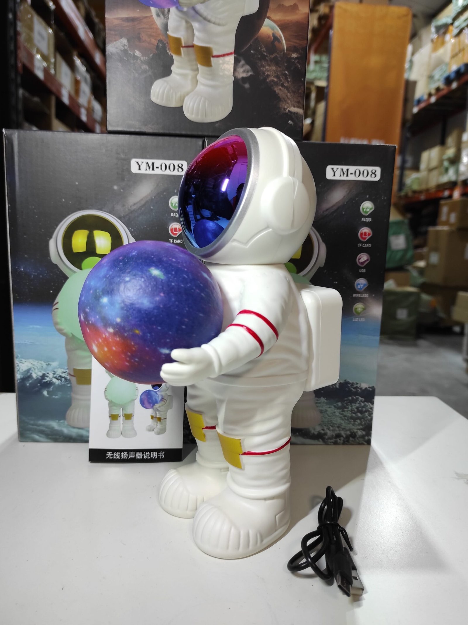 Lámpara LED astronauta con altavoz Bluetooth 5.3 – blanca - detalle 2